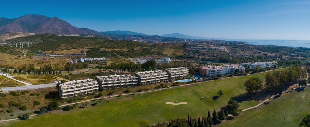 RYNEK PIERWOTNY KOMPLEKS MIESZKANIOWY W ESTEPONA GOLF