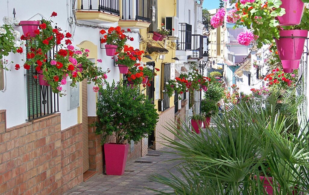 RYNEK PIERWOTNY KOMPLEKS MIESZKANIOWY W ESTEPONA GOLF