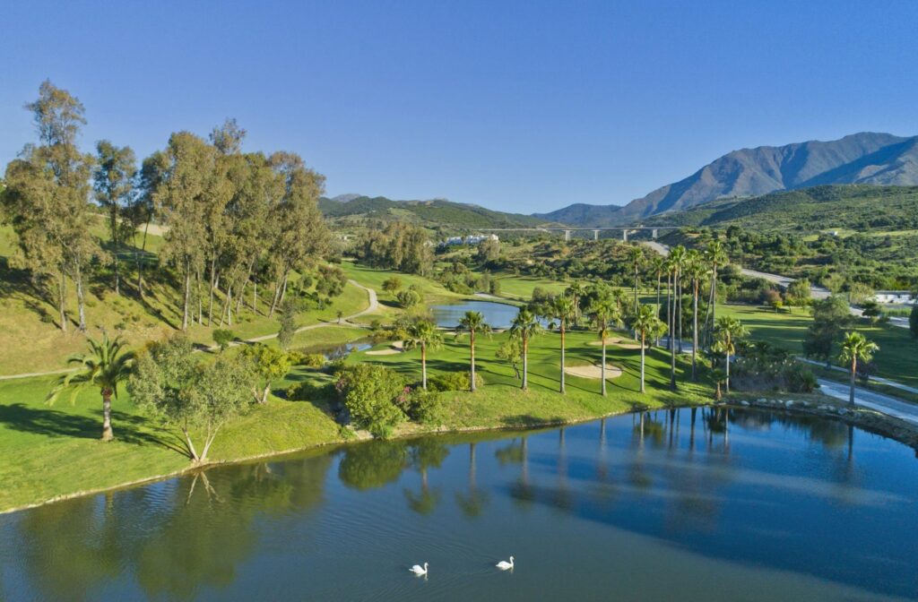 RYNEK PIERWOTNY KOMPLEKS MIESZKANIOWY W ESTEPONA GOLF