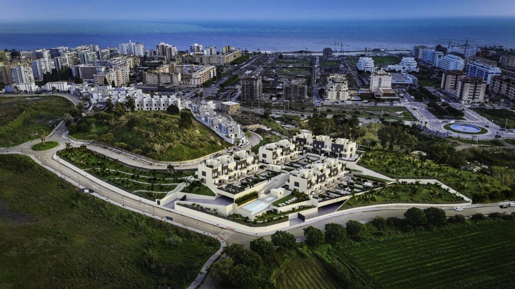 Nowe domy szeregowe z 4 sypialniami w Torre del Mar, zaledwie 800 m od plaży