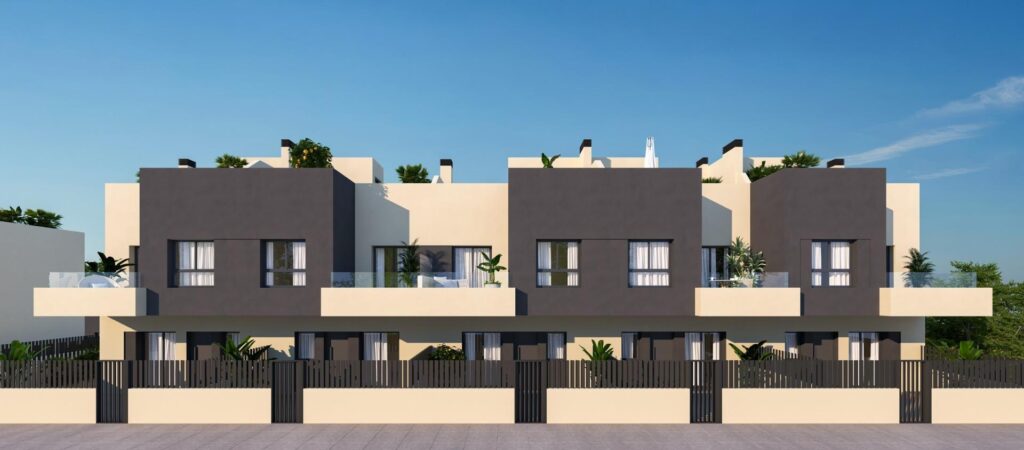 Nowe domy szeregowe z 4 sypialniami w Torre del Mar, zaledwie 800 m od plaży