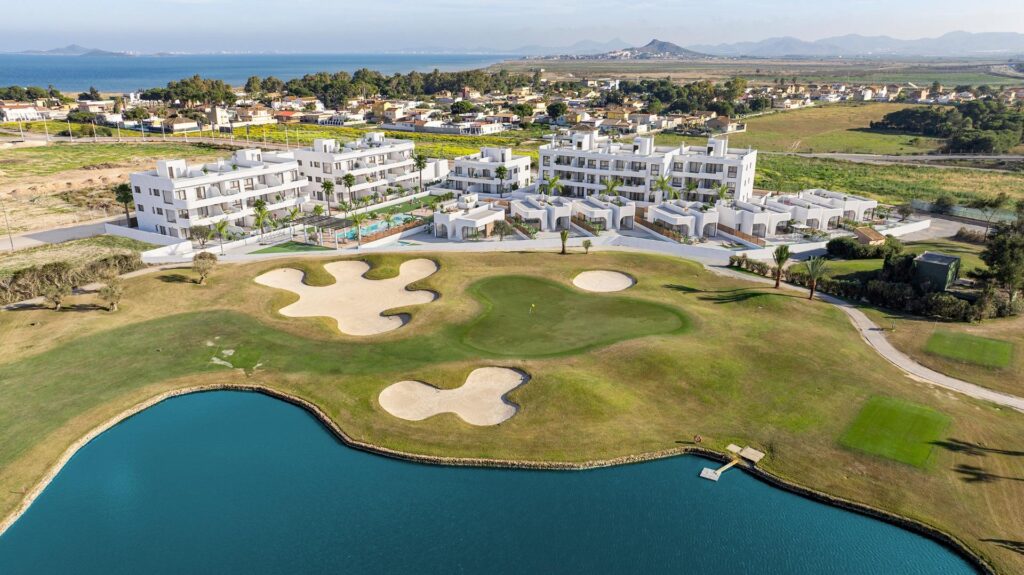 Nowy kompleks mieszkaniowy w Los Alcázares przy polu golfowym Serena Golf