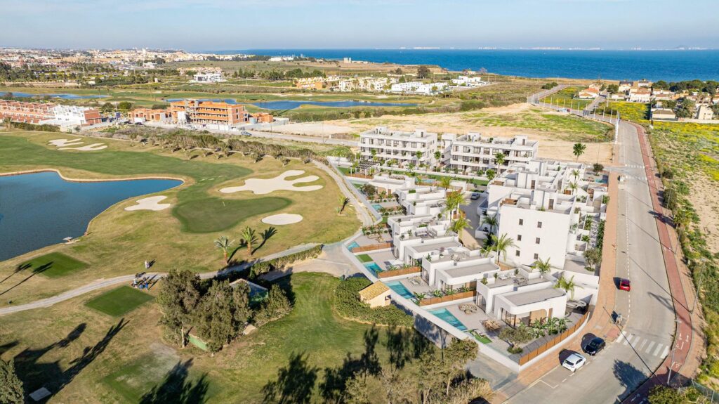 Nowy kompleks mieszkaniowy w Los Alcázares przy polu golfowym Serena Golf