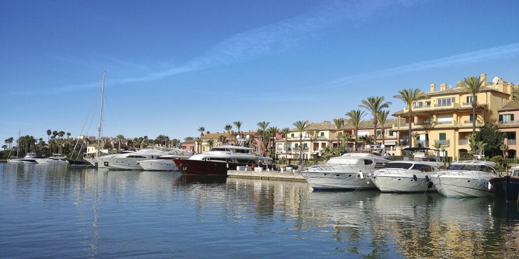 Nowe apartamenty z widokiem na morze w Bahía de las Rocas w Manilva na Costa del Sol