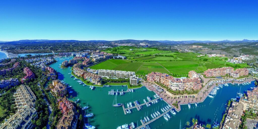 Nowe apartamenty z widokiem na morze w Bahía de las Rocas w Manilva na Costa del Sol