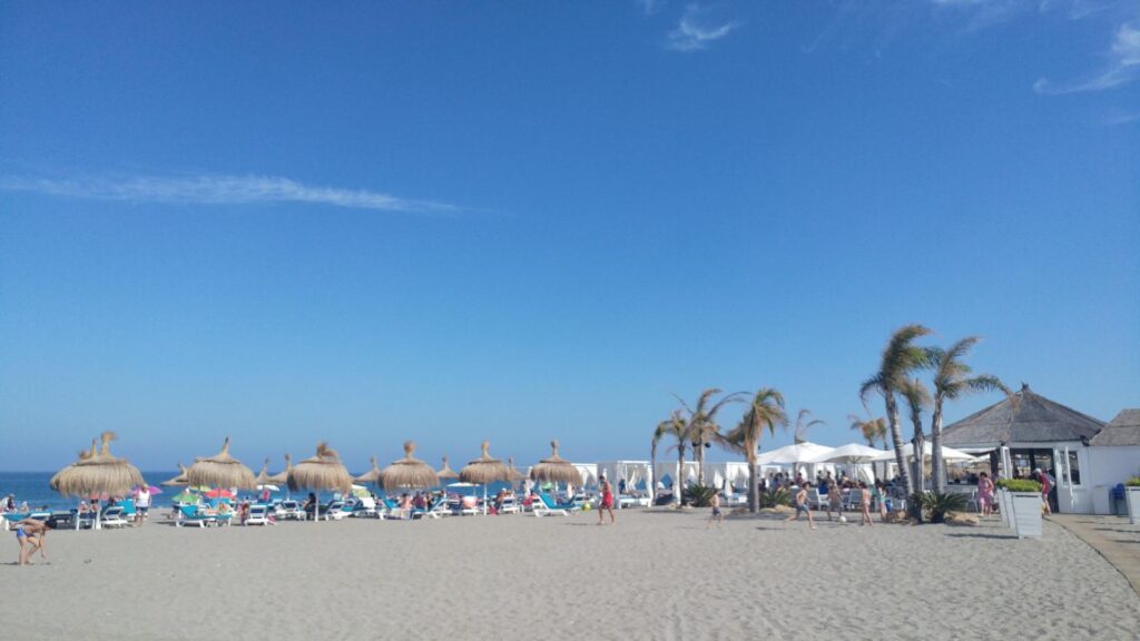 Nowe apartamenty z widokiem na morze w Bahía de las Rocas w Manilva na Costa del Sol