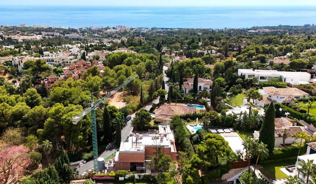 Luksusowe życie w Cascada de Camoján, Marbella: Oaza prywatności i elegancji.