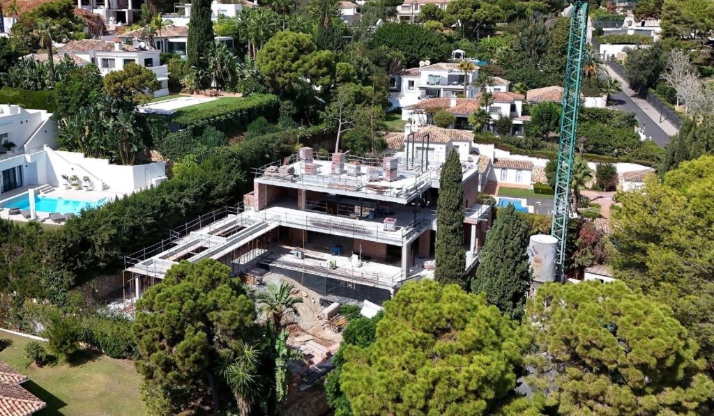 Luksusowe życie w Cascada de Camoján, Marbella: Oaza prywatności i elegancji.