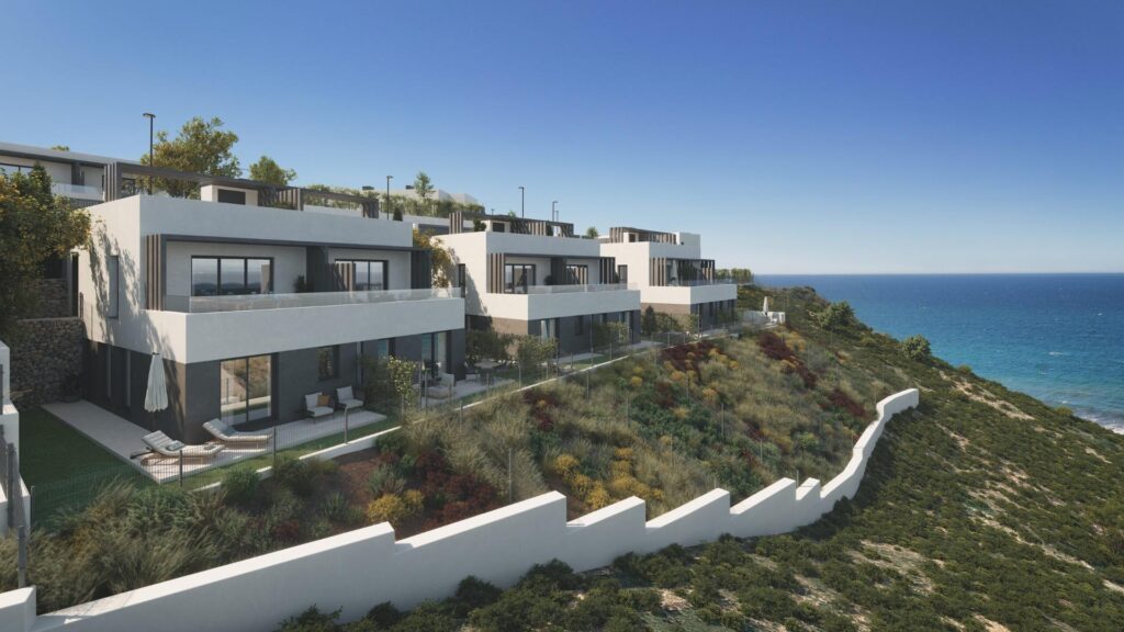 Nowe domy z widokiem na morze w Castillo de Lagos, wschodnie wybrzeże Costa del Sol