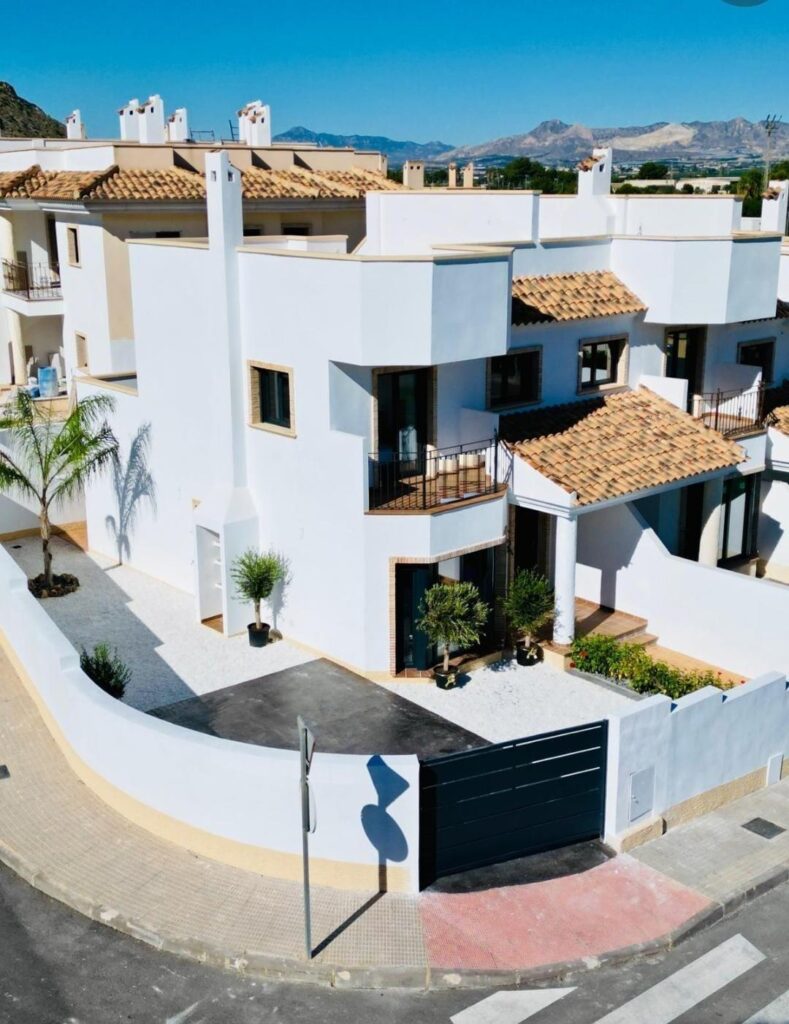 Nowe bungalowy i kamienice w Cox, Alicante