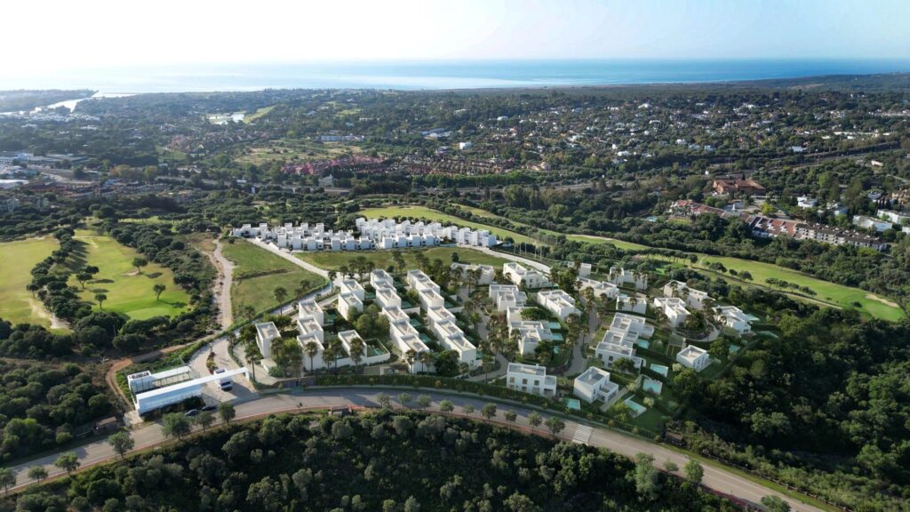 Nowe luksusowe wille w Sotogrande Alto z prywatnym ogrodem i basenem