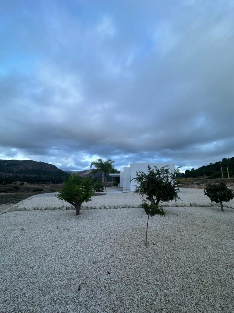 Nowe wille budowane na zamówienie w Pinoso (Alicante): przestronne domy w otoczeniu natury