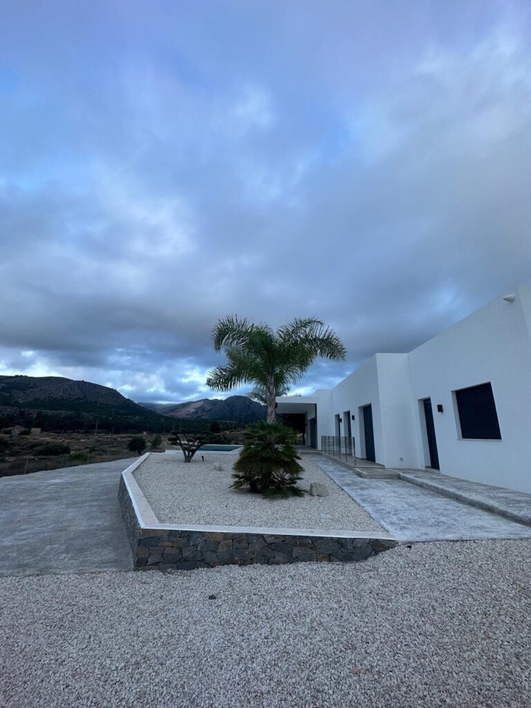 Nowe wille budowane na zamówienie w Pinoso (Alicante): przestronne domy w otoczeniu natury