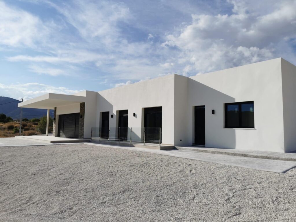 Nowe wille budowane na zamówienie w Pinoso (Alicante): przestronne domy w otoczeniu natury