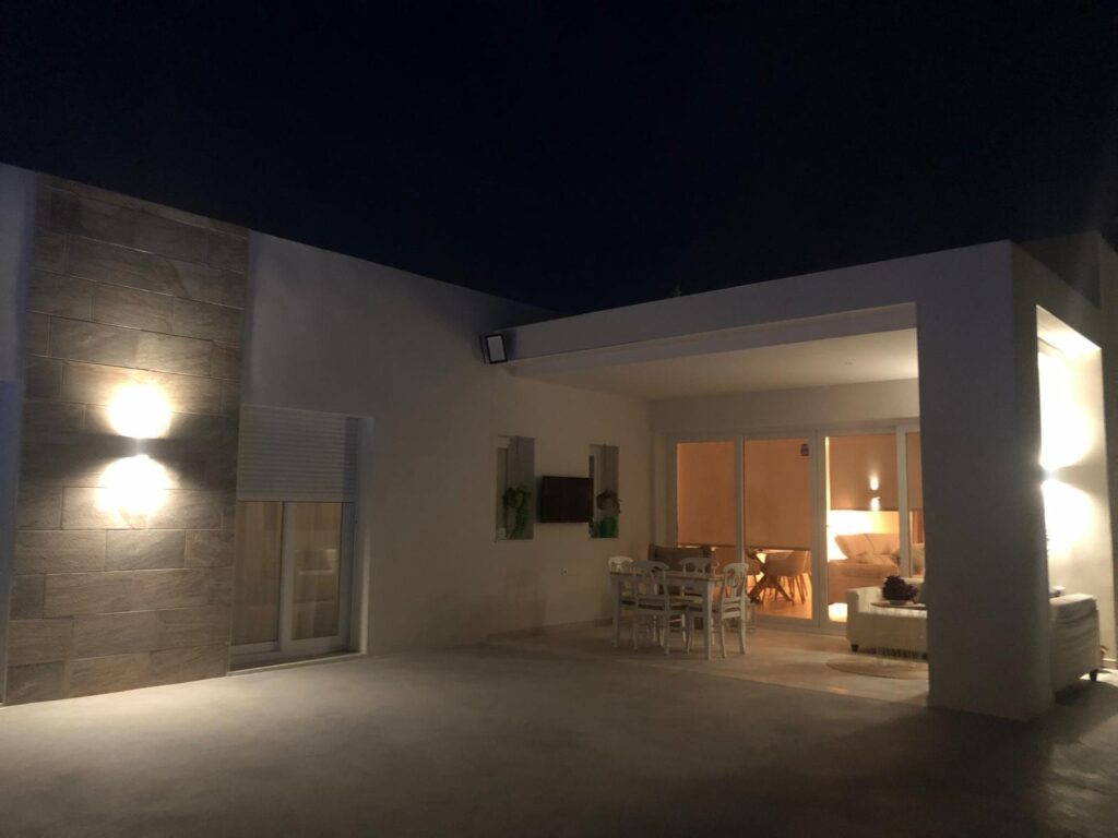Nowo wybudowane, projektowane na zamówienie wille w La Romana (Alicante): przestronne domy w otoczeniu przyrody