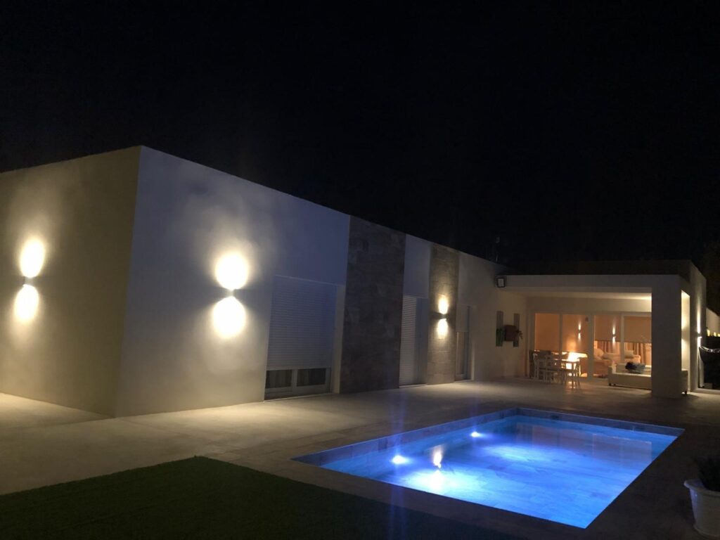 Nowo wybudowane, projektowane na zamówienie wille w La Romana (Alicante): przestronne domy w otoczeniu przyrody
