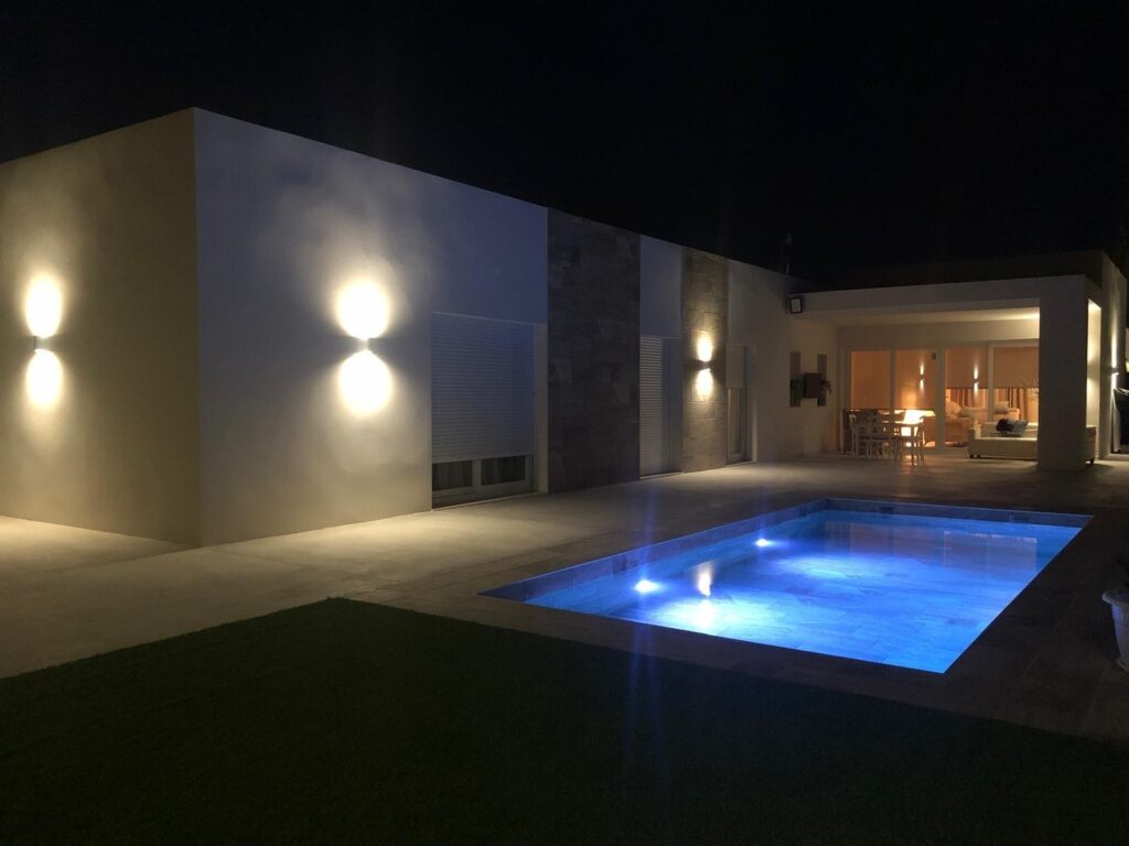 Nowo wybudowane, projektowane na zamówienie wille w La Romana (Alicante): przestronne domy w otoczeniu przyrody