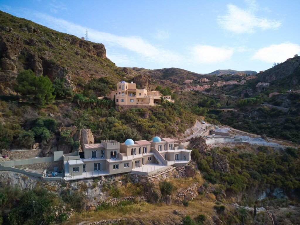 Nowe kamienice z widokiem na góry w Sierra Cabrera, Almeria