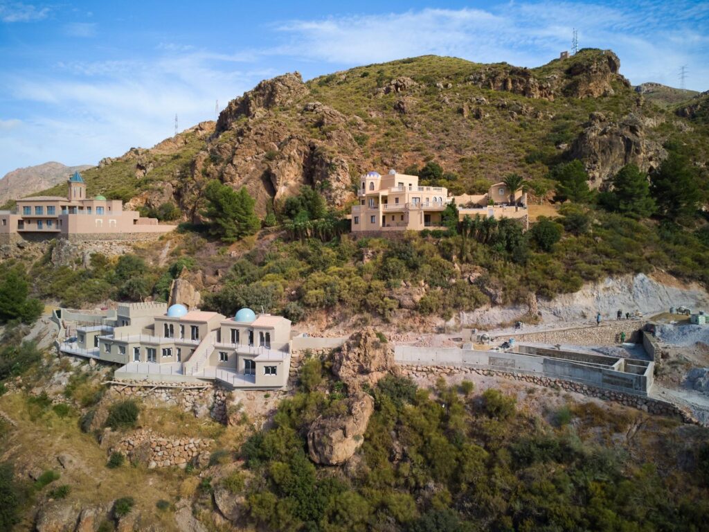 Nowe kamienice z widokiem na góry w Sierra Cabrera, Almeria