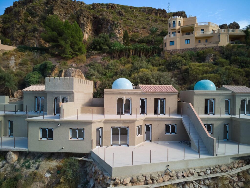 Nowe kamienice z widokiem na góry w Sierra Cabrera, Almeria