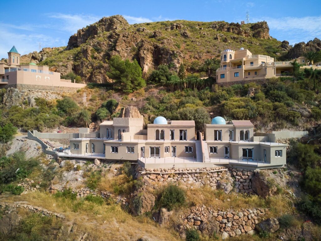 Nowe kamienice z widokiem na góry w Sierra Cabrera, Almeria